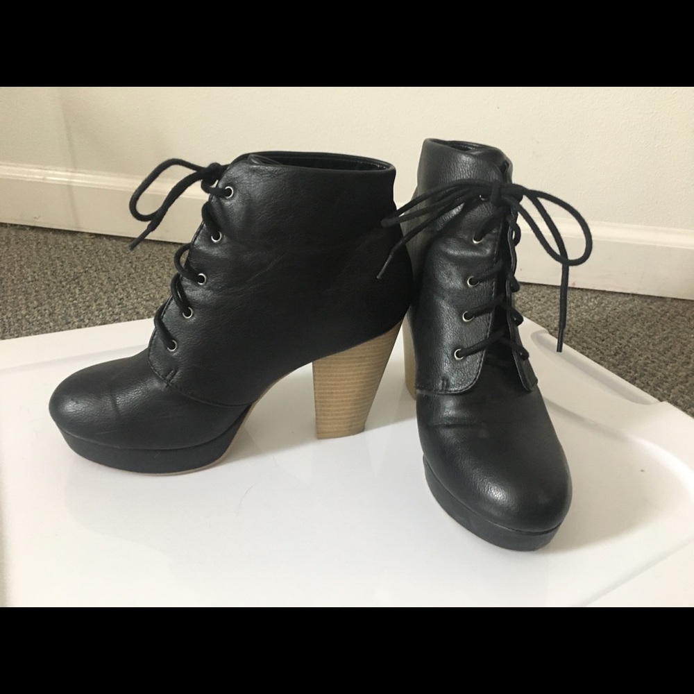 BLACK LACE UP BOOTIES